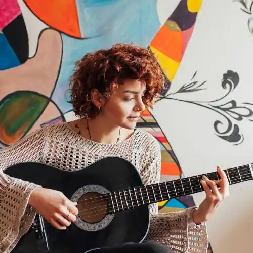 Een ervaren muziekleraar voert professioneel muziek les uit